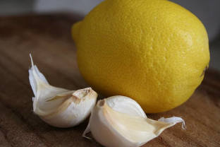 大蒜-柠檬酒-完美的助理-在-治疗-静脉膨胀