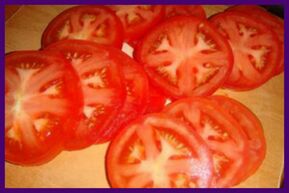 西红柿将有助于缓解静脉曲张腿部的疼痛和沉重感